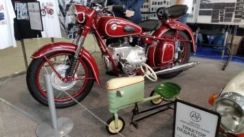 Да ... клёвая была выставка ))) Мой старший Егор остался очень довольный и под большим впечатлением ! Кстати там стояла машина моего близкого друга Ильнура Мансурова - Бьюик Ля Сабле 1961 г.в. , она же была свадебной машиной у меня в 2006 году , она же снималась в кино несколько раз , Мама не горюй , по-моему и ещё где-то ))) На фото с Егором где он на педальной ретро-детской машинке это она !