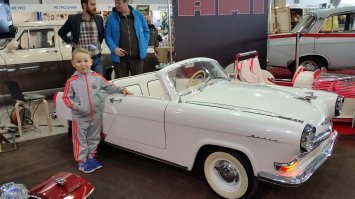 Да ... клёвая была выставка ))) Мой старший Егор остался очень довольный и под большим впечатлением ! Кстати там стояла машина моего близкого друга Ильнура Мансурова - Бьюик Ля Сабле 1961 г.в. , она же была свадебной машиной у меня в 2006 году , она же снималась в кино несколько раз , Мама не горюй , по-моему и ещё где-то ))) На фото с Егором где он на педальной ретро-детской машинке это она !