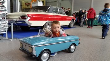 Да ... клёвая была выставка ))) Мой старший Егор остался очень довольный и под большим впечатлением ! Кстати там стояла машина моего близкого друга Ильнура Мансурова - Бьюик Ля Сабле 1961 г.в. , она же была свадебной машиной у меня в 2006 году , она же снималась в кино несколько раз , Мама не горюй , по-моему и ещё где-то ))) На фото с Егором где он на педальной ретро-детской машинке это она !
