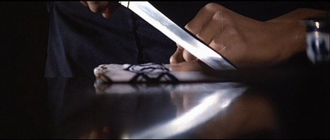 Бабуля показывает непослушным детям что в их семье будет как у Якудза что бы правильно делать  - гудоку ( отсечение куска плоти) если накосячил