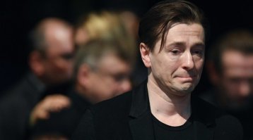 все скорбят , а сергей в роли1