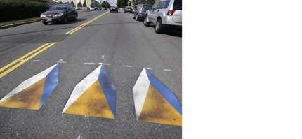 мне кажется или нет ..если смотреть под другим углом то рисунок на 3 D похож . фото с похожими рисунками тьма