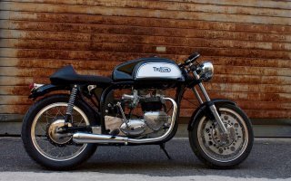 А где, собственно, Cafe Racer? На фотографиях, в основном, скремблеры.
Настоящие Cafe Racer - это Triton и Norvin:
