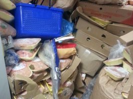 На кассе не фармацевт а провизор. И не на кассе а за первым столом. А в магазинах мне иногда удаётся купить завтрашний (по дате выпуска) кефир и курицу с тремя наклеенными друг на друга ценниками с разными датами выпуска.

Задайтесь вопросом кто хозяева магазинов - всё встанет на своё место. Крупными магазинами рулят не граждане России с Запада, а мелкими с Востока - вот у них обострилась конкуренция и надо залезть своими грязными лапами и в аптеку, а на нас им болт забить. Давайте разрешим терапевтам принимать в шашлычках а аппендицит вырезать у мясника на рынке - какая разница?.