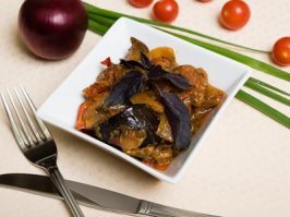 Часто хожу в грузинский ресторан и там это блюдо выглядит так... Соте из баклажанов, томатов,перца и зелени. Мне кажется намного лучше - нафига там картошка? Получается уже обычное овощное рагу.