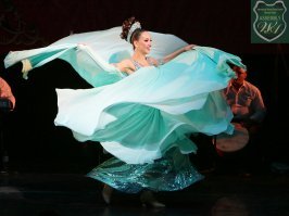 Nour Dance Academy. 
Ирина Белопольская.
Анастасия Черновская
Joumana
Екатерина Се.
Могу добавить ещё пару сотен имён и фотографий российских исполнительниц восточных танцев и трайбла.