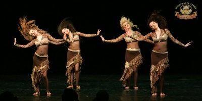 Nour Dance Academy. 
Ирина Белопольская.
Анастасия Черновская
Joumana
Екатерина Се.
Могу добавить ещё пару сотен имён и фотографий российских исполнительниц восточных танцев и трайбла.