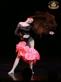 Nour Dance Academy. 
Ирина Белопольская.
Анастасия Черновская
Joumana
Екатерина Се.
Могу добавить ещё пару сотен имён и фотографий российских исполнительниц восточных танцев и трайбла.