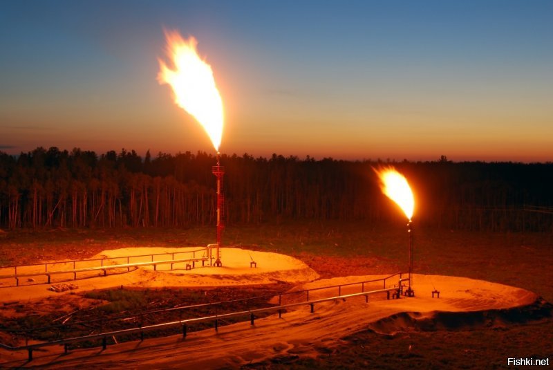 Вся Западная Сибирь в факелах попутного газа.