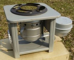 у вас картинка туфтовая. то, что у вас керогазом названо (слева), точно такая же керосинка, как справа, только одна круглая, другая квадратная.
Керогаз горит голубым пламенем, там хитрая горелка.
выглядит же керогаз вот так: