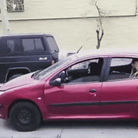 Судя по помятому авто, это уже не первый раз.