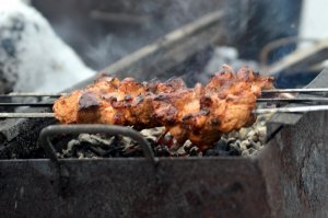 Какая-то слишком долгая подготовка .
Потрошеную рыбу 1-2кг обсыпаю соль, в емкость, на ночь в холодное место. За 8-12 часов просаливается в самый раз.Соль на копчение тоже без разницы, мелкой просаливается быстрее. Промываем, коптим.
"В рекомендациях вообще говорилось, что надо вымачивать часа два."
Вымачивают обычно рыбу, которую долго солят-на сутки засолки-час вымачивания.
Хотя лучшая рыба это шашлык, но пару лещей тоже недавно закоптили