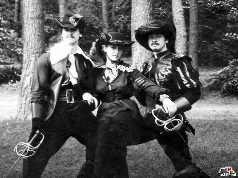 Ну, спасибо хоть Катарину Зетту вспомнила. На чб - Лариса Джаркас - каскадёрша Тереховой в Трёх мушкетёрах. Кира даже с цзянем, чем она не махала за фильм. И вообще на большинстве фото рапиры, какие шпаги? Очень плохо знаем кино, очень плохо, аффторша.