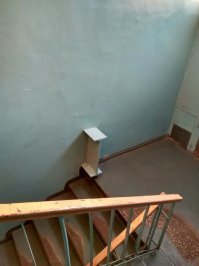 не рукожоп, а смекалистый. в падике таких вот столиков очень не хватает, приходится на ступеньки газетку стелить