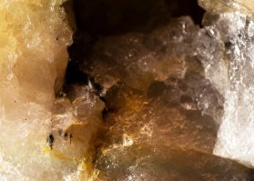 Выбоина в куске кварца.