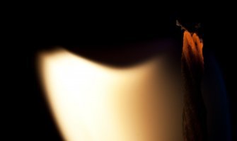 Фитиль горящей свечи.