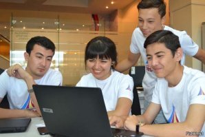 Члены экипажа Узбекской экспедиции к Андромеде читают фишки.нет.