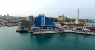 При Украине на мысе Хрустальном построили комплекс зданий, прозванных в народе "голубыми унитазами". Вот гляньте, правда похоже?