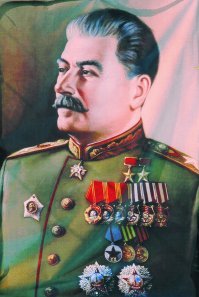 дык это и я так могу. 

"Ми с товарищами посоветовались и рещили уас поздравить с Днём Рёждэния! "