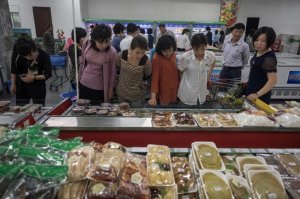 походу как в музее, впервые в жизни такое увидели, т.к. все руки за спиной держать, простая психология