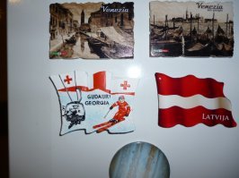 да ладно, вам, нормально там (почти стихи)
натуральное вино, шашлык из баранины, веселая компания,
трассы укатывают каждое утро 

неделю как оттуда