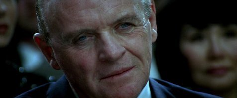 Энтони Хопкинс сыграл в фильме "Красный дракон" через 10 лет после своего первого исполнения роли Ганнибала Лектера. Однако по сюжету и хронологии "Красный дракон" предшествует "Молчанию ягнят". Потому, чтобы сделать героя Хопкинса моложе, актеру на крупных планах удаляли цифровым способом старческие морщины.