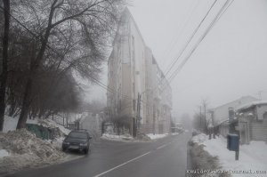Я не понял, в чём необычность: ну туман, ну снег... так вся Россия зимой живёт)) 
Но дом-утюг удивил, я подобный в Барсе прошлым летом заснял:
