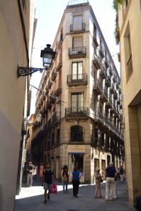 Я не понял, в чём необычность: ну туман, ну снег... так вся Россия зимой живёт)) 
Но дом-утюг удивил, я подобный в Барсе прошлым летом заснял: