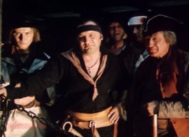 Я не как не мог понять ,почему вместо  Джима Хокинса  втюхнули девчонку.Мне больше нравился фильм 1982 г.