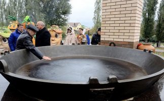 Обычный австралийский рецепт
Окунь (каменный) - 60 кг
Масло растительное - 10 литров.
Мука - мешок 50 кг
Перец черный (молотый) - по вкусу