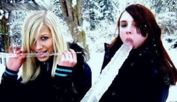 Одни едят лёд, другие сосут