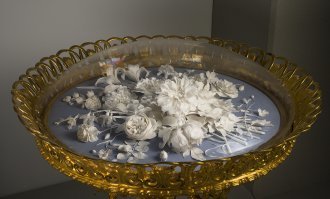 Чудо русского мастера.
В эрмитажном отделе  Музей Императорского фарфорового завода  есть уникальный экспонат из фарфора   белый букет на голубом пласте. Способ изготовления цветов с тонкими стеблями и тычинками, с полупрозрачными лепестками и на сегодня остается секретом.