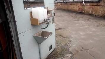 воды и так нет почти не в какой мастерской гараде .Но руки мыть нужно всегда если это мастерская ,Поэтому есть везде что то типа этого.