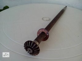 Так это опыт сын ошибок трудных , сначала так делали потому что было разработанное соединение .А потом догадались делать из нутри. Не всё сразу же придумывают . к примеру полуоси в мосту сначала изнутри засовывались.Сателиты кованые были ,а флянцы  съёмные. Сейчас наоборот ,и кажется что так всегда было ,