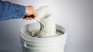 Визажист помогает женщинам с проблемной кожей