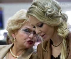 В 90-е годы до начала 2000-х существовал "Фонд помощи малолетним узникам фашистских концлагерей", в который Германия перечислила миллиарды немецких марок, потом евриков. Фонд возглавляла Людмила Нарусова - жена мэра Санкт-Петербурга Анатолия Собчака и выяснилось, что Фонд разворован, растрачен на многочисленные на содержание огромного аппарата с достойными зарплатами, загранпоездки, приемы, фуршеты подарки...
Тем не менее, следствие не нашло прямой вины Нарусовой, наказали стрелочников, мама Ксюшади Собчак успешно портит воздух в Совфеде РФ, помогает и учит дочь как надо присосаться к власти и доить государство.
Уверен, что как только закончится депутатская неприкосновенность Нарусовой, оставшиеся еще в живых бывшие малолетние узники все припомнят и не дадут жизни расхитительнице, тем более, что ее дочь хорошо поднасрала действующей власти.
ИМХО