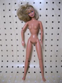 У девочки комплексов пипец.  Ее лечить нужно принудительно плять.  Куда-нибудь в тайгу на месяц, с палаткой,  ружьем и удочкой.  Чтобы идиотские мысли из головы выбить.   

Пристрастие возлюбленной к пластической хирургии он объясняет тем, что она "не чувствует себя уникальной". 
-----------------------------------
Ага,  она не чувствует себя уникальной - поэтому как сотни других дур делает операции,  чтобы быть похожей на куклу,  которая продается милионными тиражами по всему миру.   . 

Ладно люди на кумиров старались быть похожими - но  на пластиковую куйню за 20 баксов - это передоз.  Надеюсь  влагалище и опу она себе тоже зашьет, для приближения к оригиналу ?