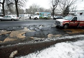 Ну и персонально для  свидетеля  исключений  дорог США и Канады:   
Перевести думаю знаешь как.   Чтобы без Киселевской пропаганды и всех этих штук. 

Этой Зимой Появилось Еще 11 000 Выбоины В Торонто


Весна в Саскачеване




Ну и картиночек Нью-йорка тебе в ленту.  Ах сколько исключений из правил-то.  В реале есть места, где все намного грустнее