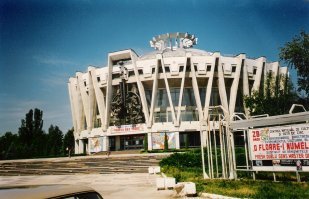 А ну, расскажи мне про город в котором я живу, я так понимаю это тоже декорации к ужастику