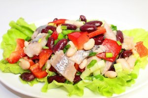 Не переводите продукт, лучше сделайте прекрасный салат "Морячек"  из фасоли селедки и перца, рецепт которого был на Фишках пару лет назад. Я лично делал и пробовал. Закусь офигенная: