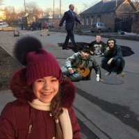 Школьница у провала в Таганроге стала героиней фотожаб