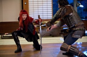 Девон Аоки меч очень идет.