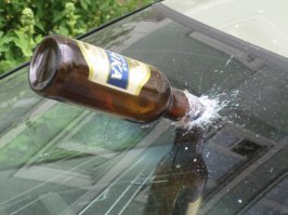 После такой парковки нередко перекрашивать авто приходится,либо скинут что то из окна высотки))