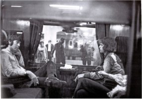 Пол и в самом деле часто ездит общественным транспортом.На западе у людей больше такта что-ли,и поэтому он может себе это позволить,так как знает,что никто его доставать не будет если он скажет что не в настроении давать автографы,поклонники поймут и дадут ему спокойно доехать.А у нас бы,если кто-то такого уровня известности спустился бы в метро - не дали бы жизни))
--------
чёрно-белые фото из того времени,когда Полу нельзя было и по улице пройти,не то что одному в общественном транспорте)Битломания,знаете-ли...