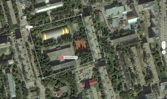 Вот родная школа  13 Новосибирск.
Территорию школы линейкой выделил. То что коричневое - это два игровых корта для тенниса, когда я еще учился в школе - нам директор обещал что мы будем бесплатно играть в большой теннис - ага...
То что вверху - с тремя желтыми полосами - это новопостроенный крытый стадион для футбола - когда то там было открытое футбольное поле которое в общем и использовалось как игровая площадка, теперь ее нет.
Справа вверху - это хоккейная коробка - но думаю и до нее скоро дело дойдет.