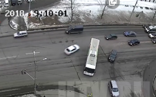 и что там видно? вот два скрина с первого и второго видио по расположению авто примерно одного времени, на первом я вижу включенный нижний фонарь светофора (то есть зеленый) а на втором тоже расположение автобуса, легкового позади автобуса и бусика ( или газели) впереди рега.