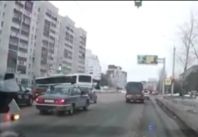 и что там видно? вот два скрина с первого и второго видио по расположению авто примерно одного времени, на первом я вижу включенный нижний фонарь светофора (то есть зеленый) а на втором тоже расположение автобуса, легкового позади автобуса и бусика ( или газели) впереди рега.