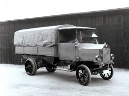 Уточним детали:
Первая попытка использования двигателя, использующего тяжелое топливо, была сделана компанией Societe des Automobiles Peugeot при участии Ingenieurburo Tartrais  (американская фирма, немецкое название). Испытания прототипа проходили в 1921 году, а в следующем новый мотор был установлен на Peugeot тип 156. Это был 2-цилиндровый 2-тактный двигатель мощностью 18 л.с. с золотниковым газораспределением. В качестве топлива было использовано масло неизвестного нам типа, хотя напомню, что в первой трети ХХ века "наша" солярка именовалась "соляровым маслом". После успешных дорожных испытаний, включая пробег по маршруту Париж-Бордо-Париж, в 1925-26 годах было выпущено примерно 100 таких машин.
Примерно в это же время, в сентябре 1922 года, уже для грузовиков, был создан дизель предкамерного типа ОВ-2 (4 цилиндра, 45 л.с. при 1000 об/мин). В качестве платформы для практического применения было использовано пятитонное шасси Benz-5K3 (на картинке). После эксплуатационных испытаний, 14 апреля 1923 года, было принято решение о серийном производстве, причем после доводки OB-2 развивал уже 50 л.с. Грузовики начали выпускать на заводе Benz в Гаггенау, а к моменту объединения компаний Daimler Motoren Gesellschaft c Benz & Cie (1926 год), большинство дизельных машин оснащались моторами такого типа. 
M.A.N (Maschinenfabrik Augsburg-Nurnberg) показал первый дизельный грузовик через пять месяцев после Benz, а запустил в серию только три года спустя (еще одна картинка)...
И еще. В феврале 1898 года (еще один юбилей, кстати), ведущая российская нефтедобывающая компания под руководством Эммануила Нобеля купила патент на производство двигателей Дизеля. Причем за фантастическую по тем временам сумму в 0,5 миллиона рублей золотом (без учета реальной покупательной способности 120 назад, в марте 2018 года это порядка 16,5 млн. USD). 
Далее цитата: "Завод Нобеля сделал первую попытку построить у нас в России двигатели, пользующиеся нефтью, которой столь богата наша родина и которая представляет наивыгоднейшее топливо во всех отношениях. Эта попытка увенчалась успехом. Безукоризненно выполненный нефтяной дизель-мотор пущен в ход, и я не могу не отметить, что именно у нас окончательно разрешен вопрос об экономичном тепловом двигателе. Только с переходом на нефть окончательно и бесповоротно решается судьба двигателей Дизеля и обеспечивается им успешное применение и развитие в дальнейшем", - Георгий Филиппович Депп (1854-1921 г.г.), выдающийся российский ученый-теплотехник, профессор.