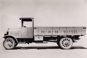 Уточним детали:
Первая попытка использования двигателя, использующего тяжелое топливо, была сделана компанией Societe des Automobiles Peugeot при участии Ingenieurburo Tartrais  (американская фирма, немецкое название). Испытания прототипа проходили в 1921 году, а в следующем новый мотор был установлен на Peugeot тип 156. Это был 2-цилиндровый 2-тактный двигатель мощностью 18 л.с. с золотниковым газораспределением. В качестве топлива было использовано масло неизвестного нам типа, хотя напомню, что в первой трети ХХ века "наша" солярка именовалась "соляровым маслом". После успешных дорожных испытаний, включая пробег по маршруту Париж-Бордо-Париж, в 1925-26 годах было выпущено примерно 100 таких машин.
Примерно в это же время, в сентябре 1922 года, уже для грузовиков, был создан дизель предкамерного типа ОВ-2 (4 цилиндра, 45 л.с. при 1000 об/мин). В качестве платформы для практического применения было использовано пятитонное шасси Benz-5K3 (на картинке). После эксплуатационных испытаний, 14 апреля 1923 года, было принято решение о серийном производстве, причем после доводки OB-2 развивал уже 50 л.с. Грузовики начали выпускать на заводе Benz в Гаггенау, а к моменту объединения компаний Daimler Motoren Gesellschaft c Benz & Cie (1926 год), большинство дизельных машин оснащались моторами такого типа. 
M.A.N (Maschinenfabrik Augsburg-Nurnberg) показал первый дизельный грузовик через пять месяцев после Benz, а запустил в серию только три года спустя (еще одна картинка)...
И еще. В феврале 1898 года (еще один юбилей, кстати), ведущая российская нефтедобывающая компания под руководством Эммануила Нобеля купила патент на производство двигателей Дизеля. Причем за фантастическую по тем временам сумму в 0,5 миллиона рублей золотом (без учета реальной покупательной способности 120 назад, в марте 2018 года это порядка 16,5 млн. USD). 
Далее цитата: "Завод Нобеля сделал первую попытку построить у нас в России двигатели, пользующиеся нефтью, которой столь богата наша родина и которая представляет наивыгоднейшее топливо во всех отношениях. Эта попытка увенчалась успехом. Безукоризненно выполненный нефтяной дизель-мотор пущен в ход, и я не могу не отметить, что именно у нас окончательно разрешен вопрос об экономичном тепловом двигателе. Только с переходом на нефть окончательно и бесповоротно решается судьба двигателей Дизеля и обеспечивается им успешное применение и развитие в дальнейшем", - Георгий Филиппович Депп (1854-1921 г.г.), выдающийся российский ученый-теплотехник, профессор.