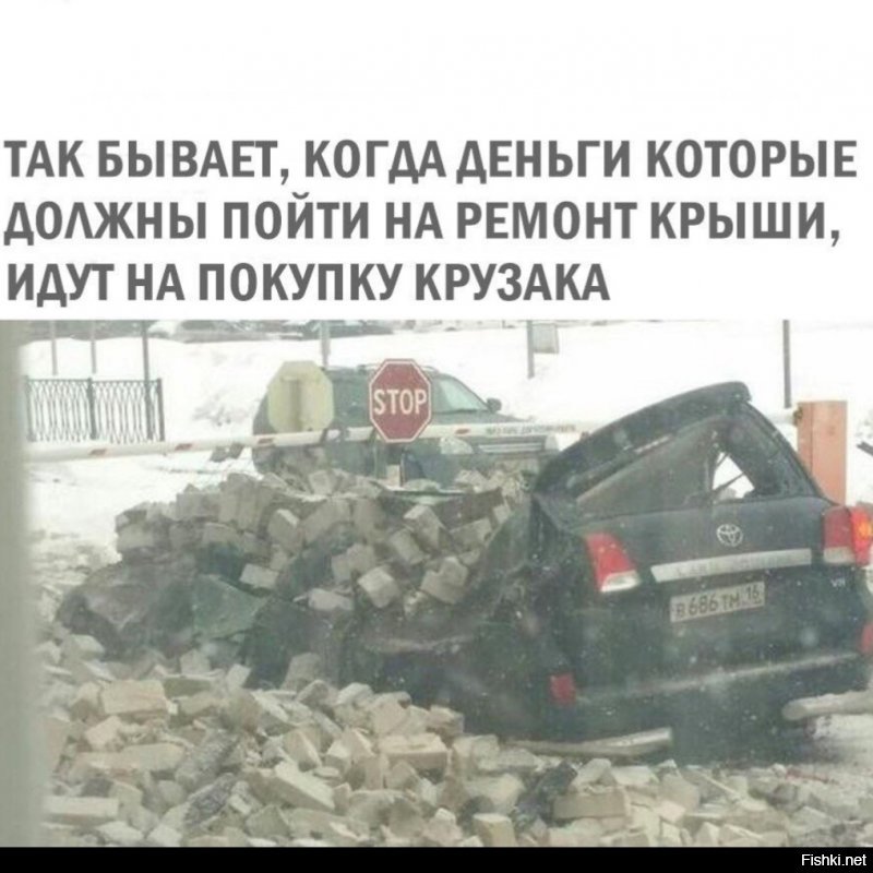 Обломки крыши завода раздавили Toyota Land Cruiser в Казани